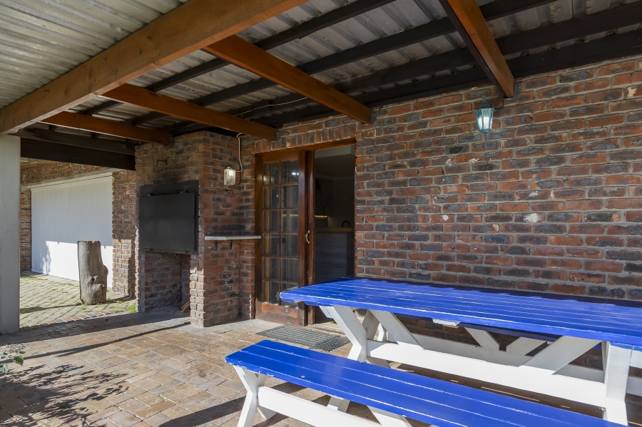 4 Bedroom Property for Sale in Sir Lowrys Pass Village Western Cape